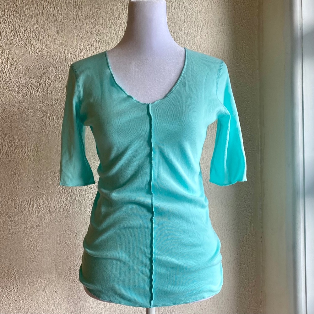 NWT Three Dots fitted and seamed short sleeve v-neck aqua t-shirt Sz L